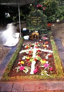 საფლავი სამთავროსმონასტრის ეზოში